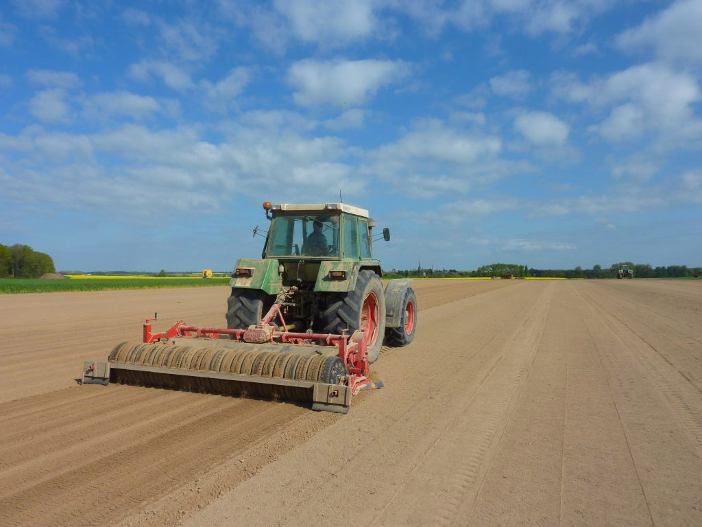 Préparation du terrain avec la herse rotative