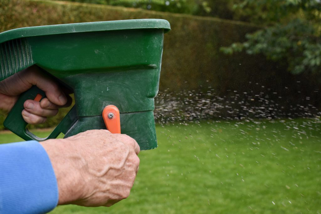 Fertiliser et soigner son gazon