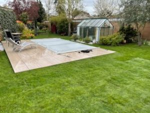 Jardin avec piscine et pelouse posée