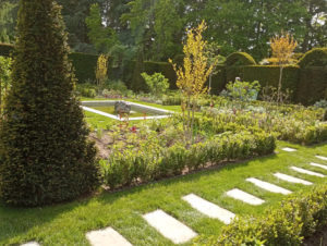 pelouse et bassin dans un jardin normand à la française